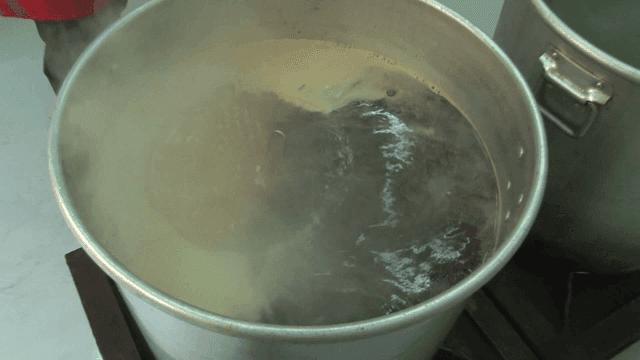 주방에서 끓고 있는 큰 냄비