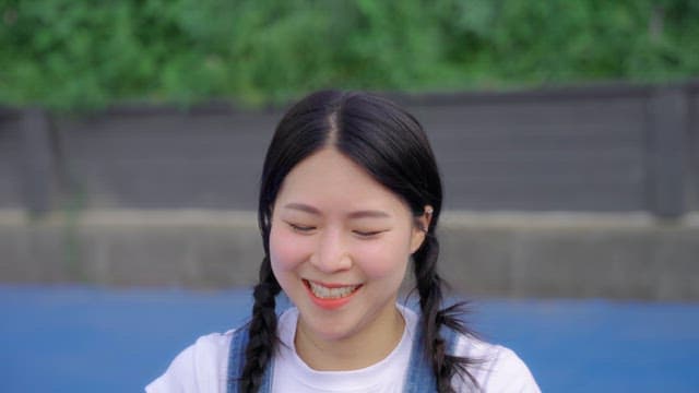 농구공을 위로 던지는 여성