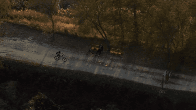 저녁 숲길을 달리는 자전거 타는 사람