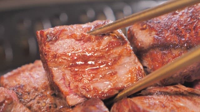 그릴 위에서 지글지글 익는 육즙이 많은 스테이크