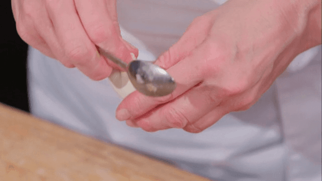 속을 채워 만두를 만드는 모습