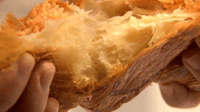 손으로 찢어지는 바삭한 크루아상