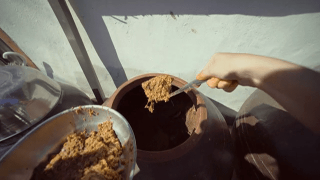 국자로 된장을 퍼내는 모습