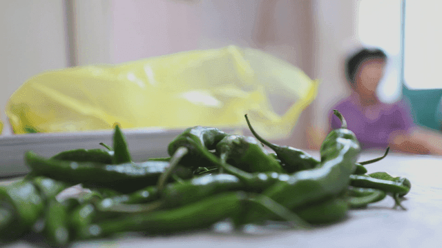 테이블 위에 놓인 초록색 고추