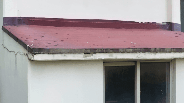 빨간 지붕이 있는 건물 외관