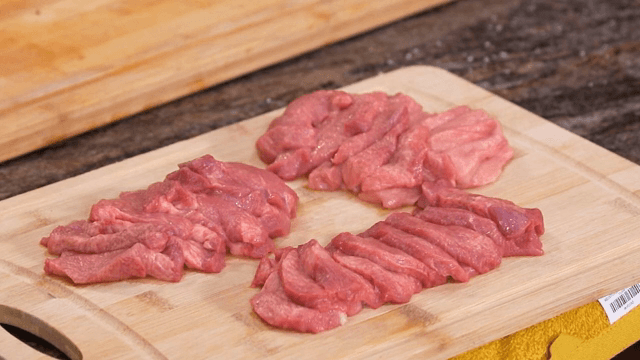 나무 도마 위의 생고기 슬라이스