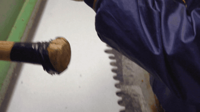 공장에서 섬유 재료를 다루는 작업자