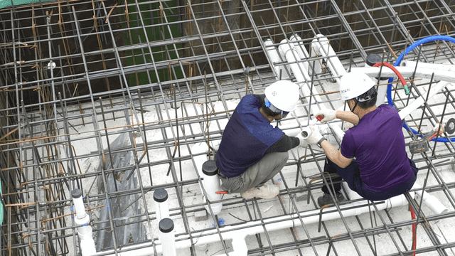 철골 구조물이 있는 건설 현장