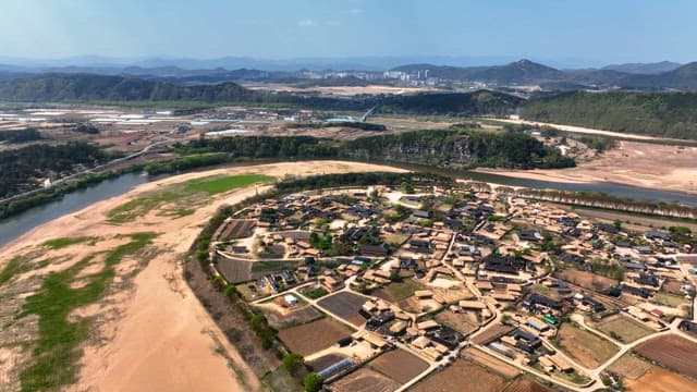 강가에 있는 전통 한옥 마을