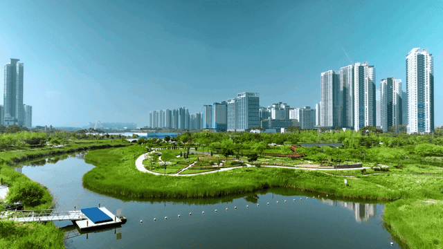 푸른 녹지와 현대적인 도시 풍경