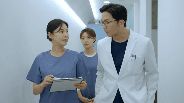 복도를 걸으며 진료를 논의하는 의사와 간호사