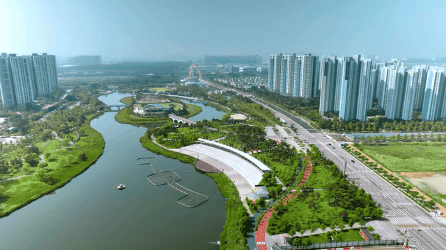 고층 건물과 강이 있는 현대 도시