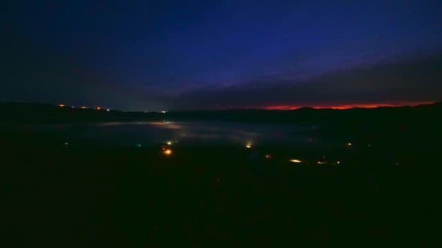 안개가 낀 웅장한 산맥의 새벽부터 아침