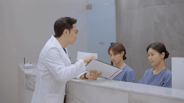 병원 접수 데스크 간호사들을 혼내는 의사