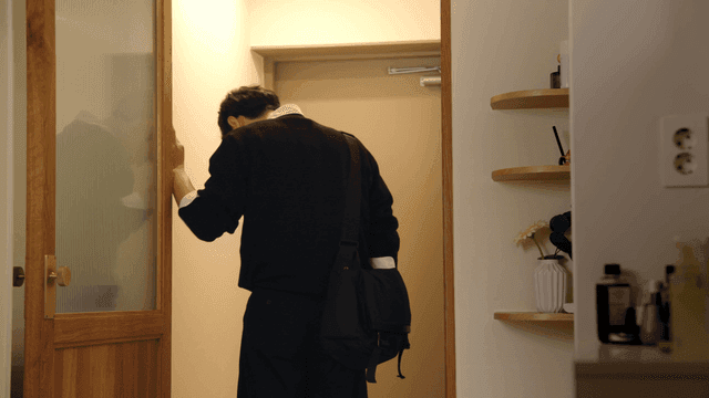 아파트 복도로 나서는 다툰 신혼부부