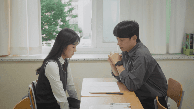 상담 중 속상해하는 학생과 진중한 선생님