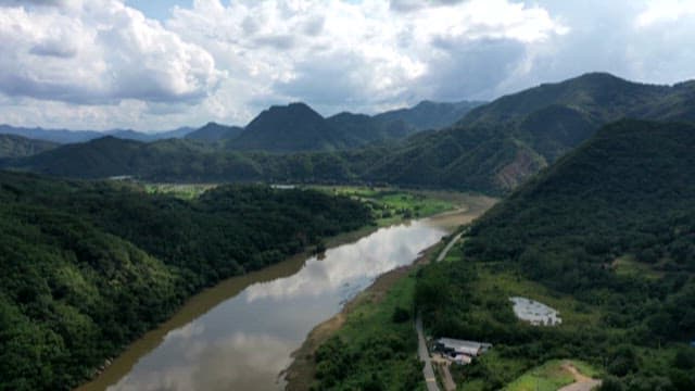 산지경관을 따라 흐르는 평화로운 강