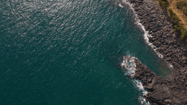 맑은 푸른 바다와 바위 해안선