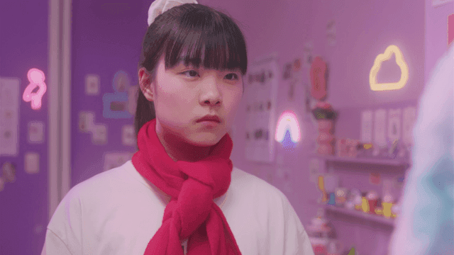 화려한 방에서 무언갈 노려보는 소녀