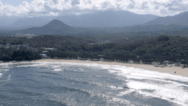 파도와 산이 있는 고요한 해변