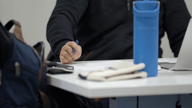 업무 내용을 기록하는 사람