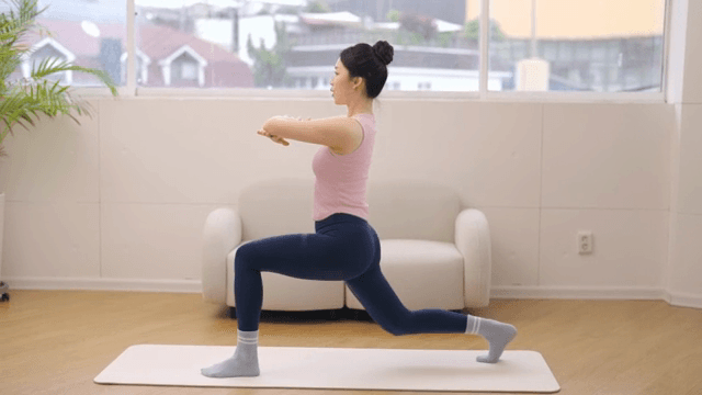 실내에서 요가를 연습하는 여성