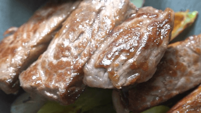 야채와 함께 접시에 담긴 구운 소고기