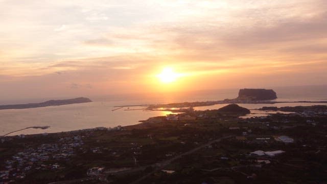 해안 풍경 위의 일몰