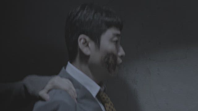 얼굴에 상처를 입은 남자의 어깨를 잡는 손