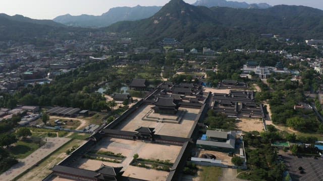 Gyeongbokgung Palace in Harmony with a Modern City