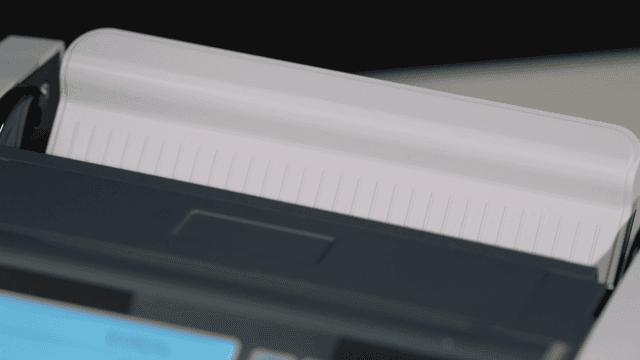 기계에서 한국 원화를 세는 모습