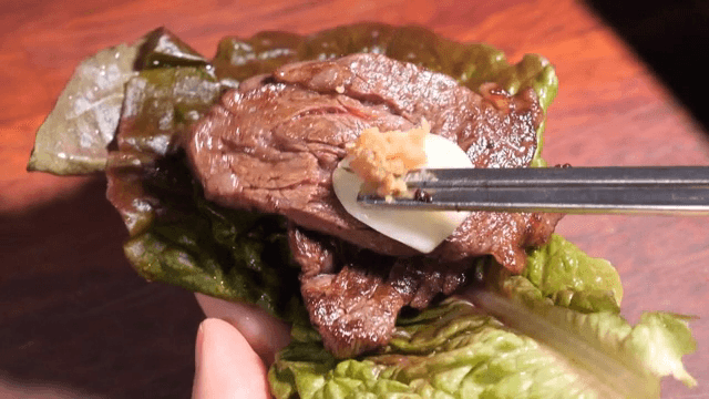Grilled beef on lettuce with garlic