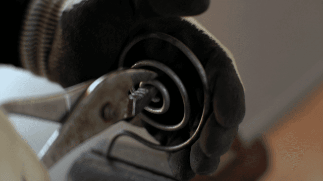 정교하게 제작되는 금속 나선