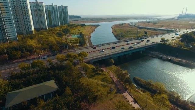 다리가 보이는 도시를 따라 흐르는 고요한 하천