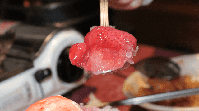 딸기가 올라간 빙수 한 숟가락