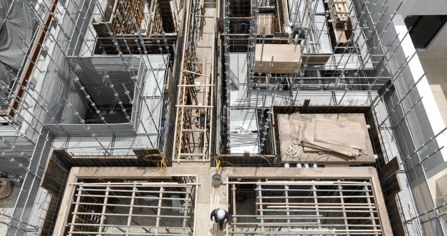 작업자와 자재가 있는 건설 현장