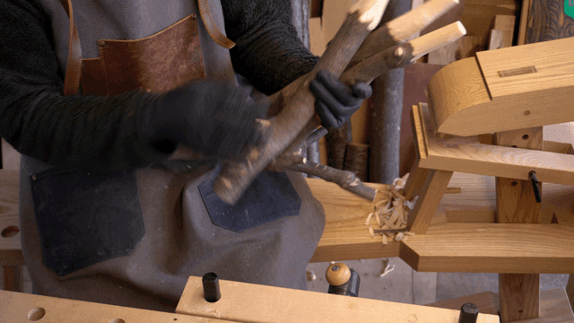 작업장에서 다듬은 나무 가지들을 모으는 장인