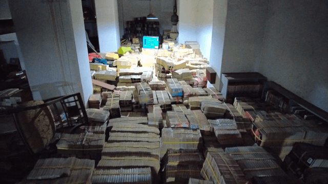 어두운 방에 쌓인 책들