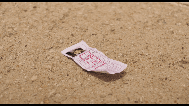 바닥에 버려진 여성의 합격증