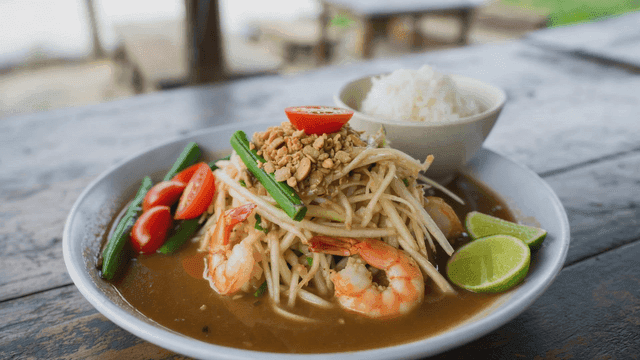 Thai papaya salad with shrimp