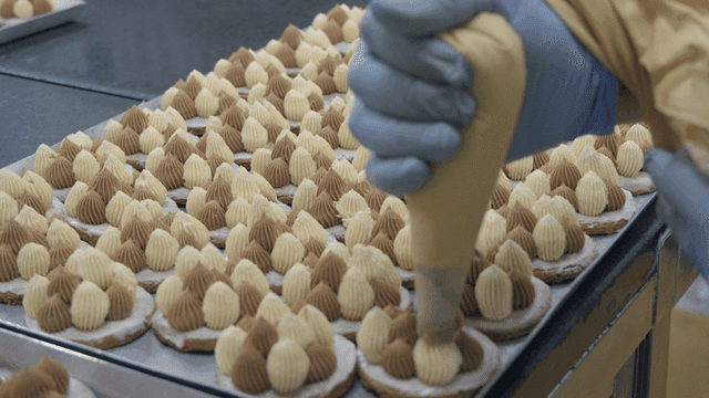 Pastry preparation with cream topping
