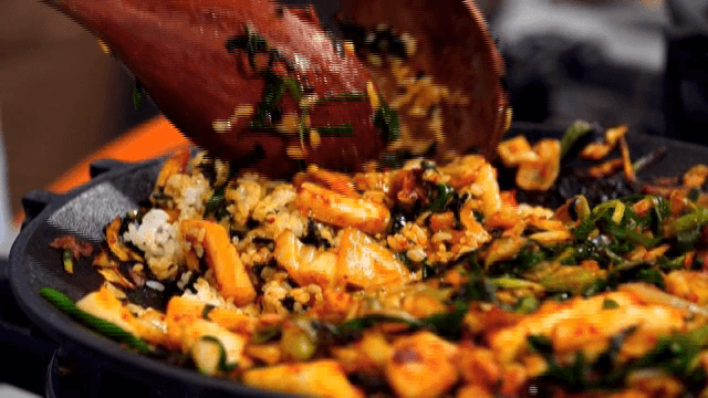 뜨거운 철판 위 볶음밥