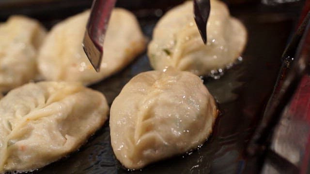 철판에서 구워지는 바삭한 군만두