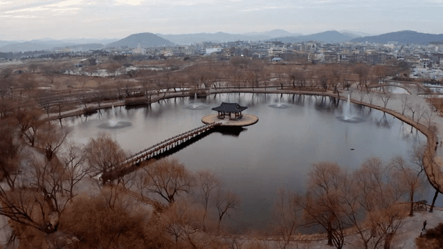 고요한 호수 위의 전통 정자
