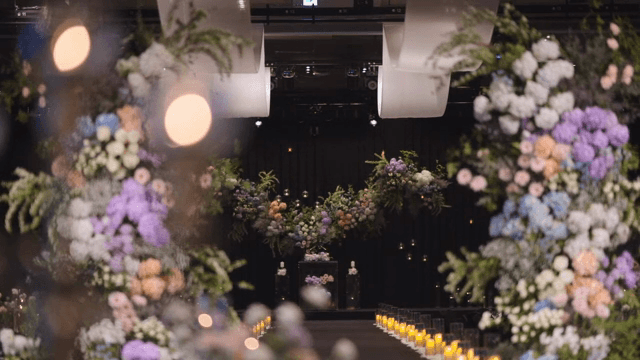 결혼식장의 우아한 실내 꽃 장식