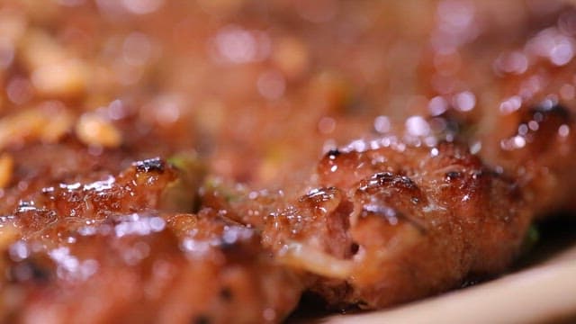 젓가락으로 자르는 구운 떡갈비