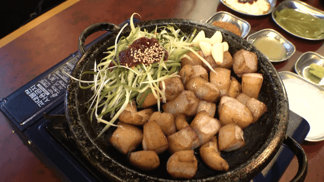 가스레인지 위 철판 항정살 구이와 파채