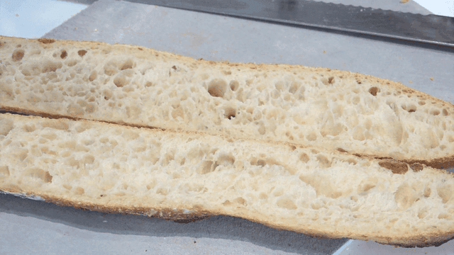 빵칼로 썰린 구멍이 송송 나있는 바게트 단면