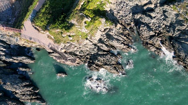 맑고 푸른 바다가 펼쳐진 바위 해안선