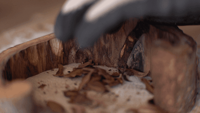 천 위 끌로 나무 조각 작업